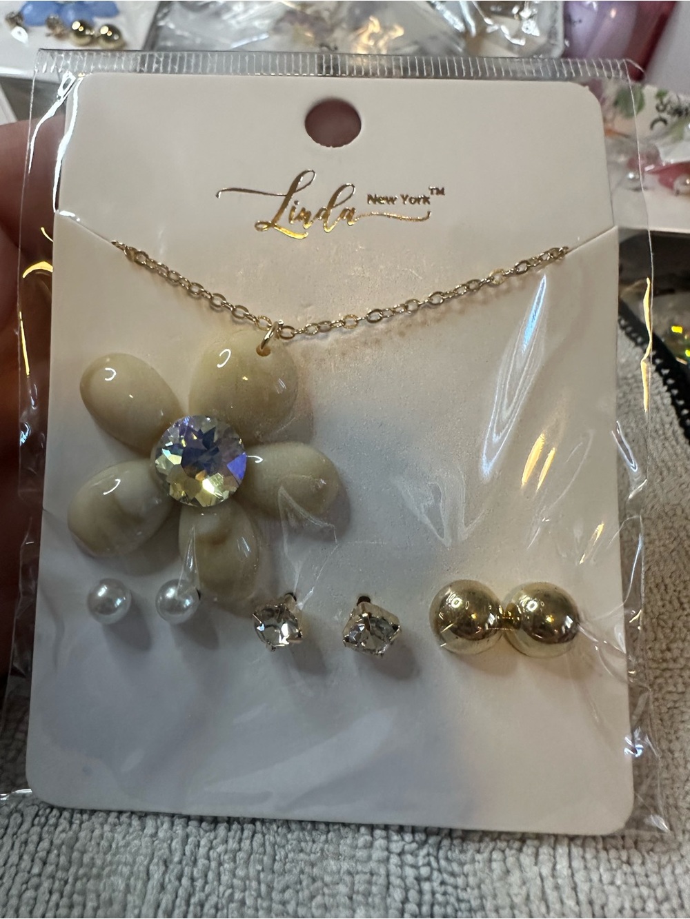 Cream Flower Pendant Necklace & Earring Set